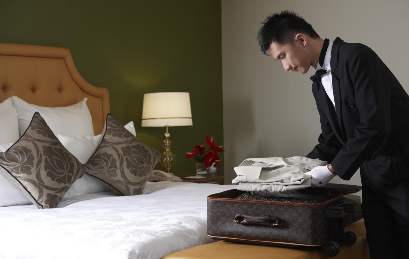 The Chateau Spa & Wellness Resort Bukit Tinggi Exterior photo A bellboy unloading a guest's luggage